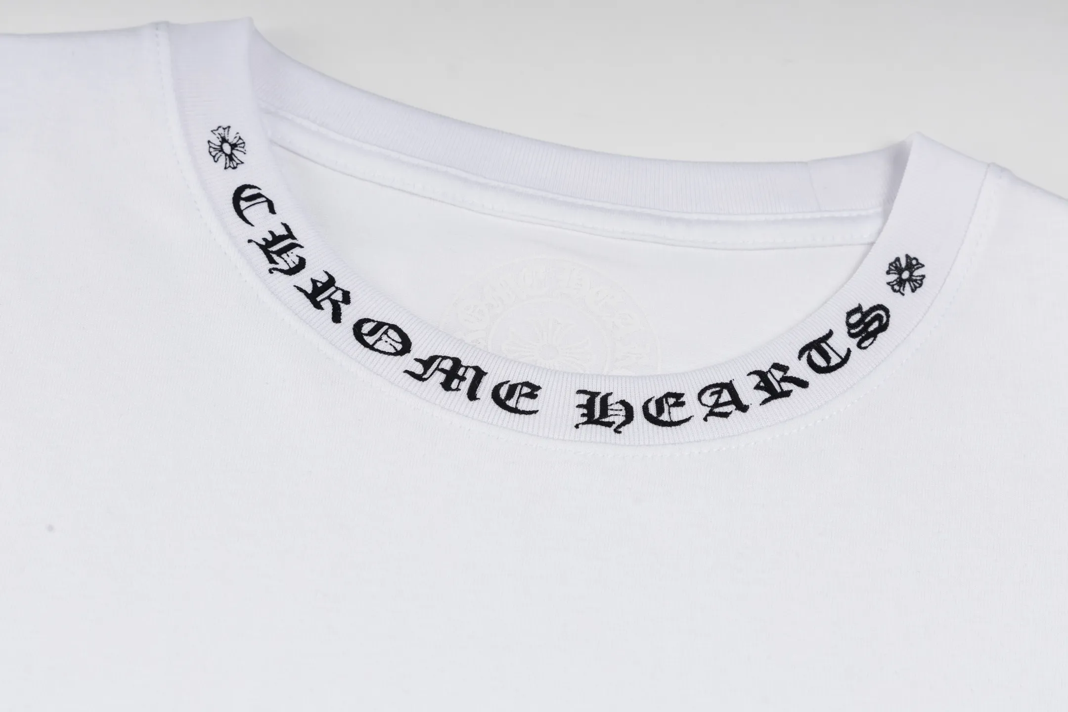 🅿️320 [Exclusive supply] CH Crow Heart Neck Sanskrit Long Sleeve (White) The fabric is lightly brushed cotton 180g fabric. The upper body is super skin-friendly and soft. The original main label wash mark, silver thread anti-counterfeiting laser, purchased the original version to develop 1:1 restoration, glue printing is consistent with the original version. They are all black and cyan (green light), not the ordinary black fake version in the market. The collar thread is also dyed in the same vat. Size:S/M/L